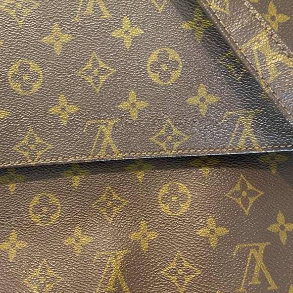 Smaller Louis Vuitton messenger bag in very good condition. - Picture 3 of 4
